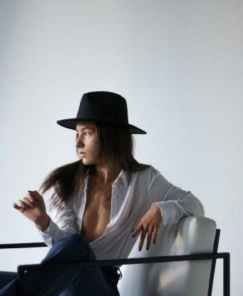 Со мной ты погрузишься в мир страсти и наслаждения. У меня много опыта и я открыта для твоих фантазий.
Я оказываю широкий спектр услуг, которые включают в себя классический и эротический массаж, глубокий оральный секс, страстные поцелуи и многое другое. Фото меня ты можешь найти на моей странице.
За мной остались только положительные отзывы, ты можешь прочитать их на моем профиле.
Живу я в самом сердце столицы, в Москве, где ты сможешь провести со мной незабываемое время. Разрешаю себе использовать эмоджи. Жду встречи с тобой! 💋🔥😈🌹🌃 2210, 22 года